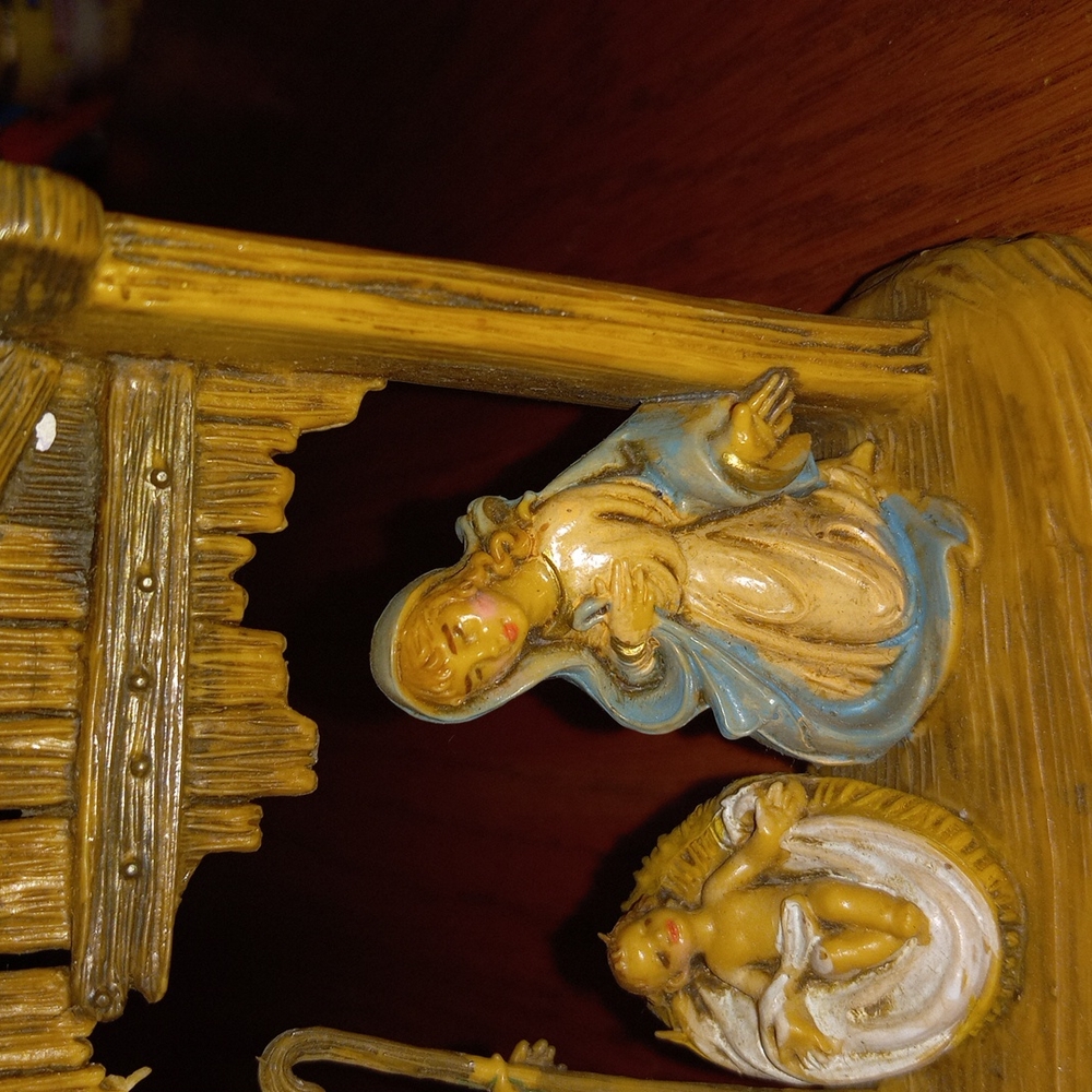 Beautiful miniature Nativity scene rubber like material. 4" - Picture 2 of 5